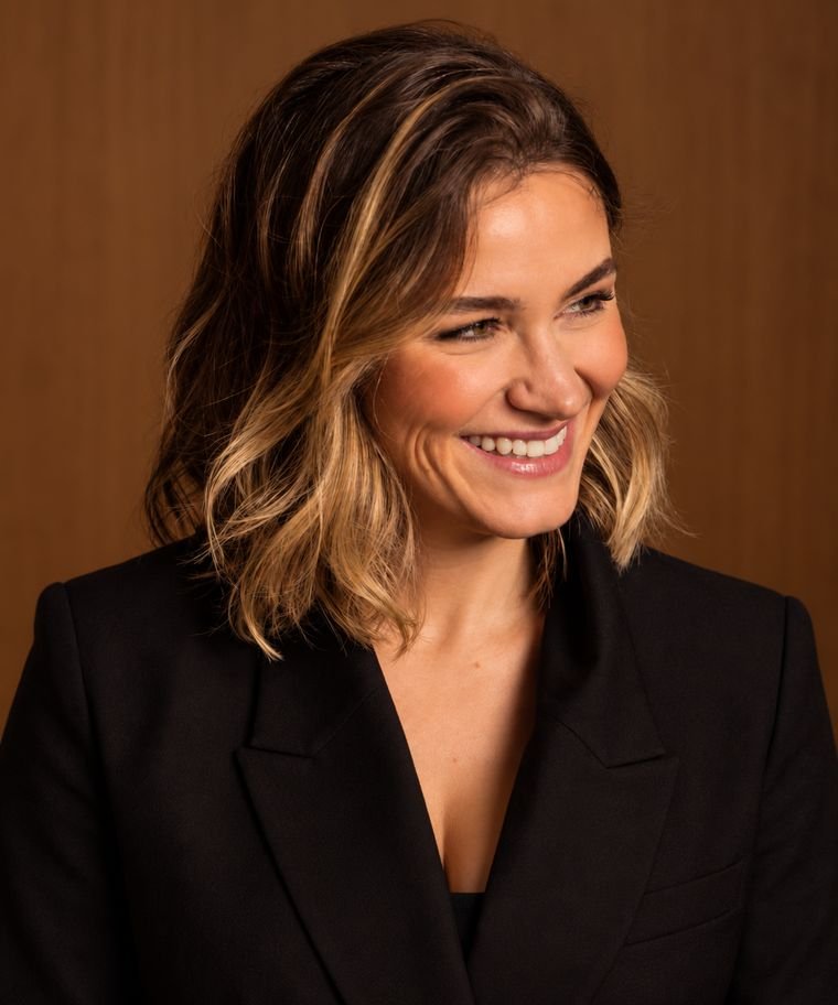Dra. Fernanda Cano Casarotto sorrindo, de blazer preto